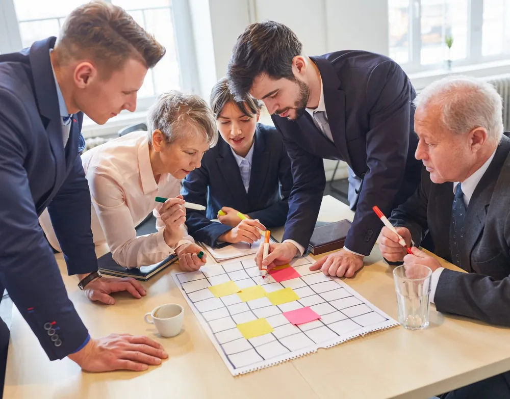 Équipe de salariés en atelier collaboratif : la sophrologie en entreprise au service du bien-être au travail à Strasbourg